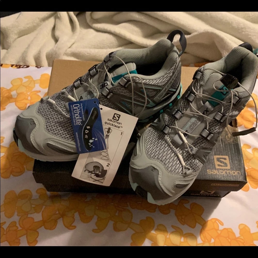 NWT womens Salomon running shoes.  Size 8!